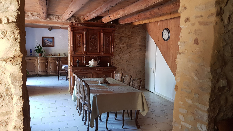 La salle à manger spacieuse pour partager les repas